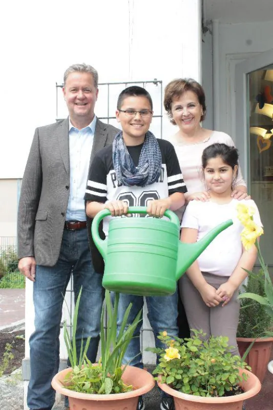 v.l. Lars Rückert, Susann Grünwald und alle Mittagskinder freuen sich über den Wasserhahn.