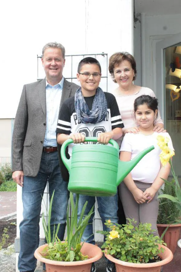 v.l. Lars Rückert, Susann Grünwald und alle Mittagskinder freuen sich über den Wasserhahn.