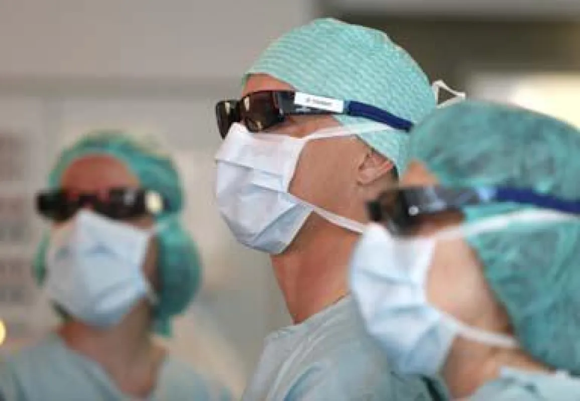 Dunkle Polarisationsbrillen gehören jetzt zur Ausstattung im OP der Solinger St. Lukas Klinik.