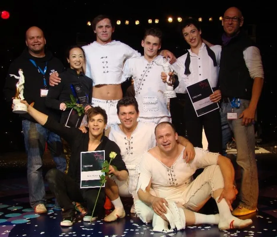 Jurymitglieder Markus Pabst und Werner Buss (li. und re.) mit den Gewinnern von Startissimo 2009