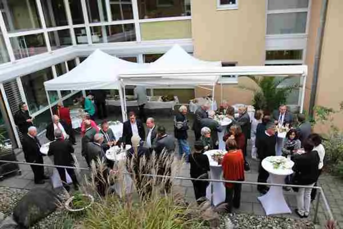 Die Heimbewohner feierten mit ihren Gästen im Garten das 10-jährige Jubiläum des Pflegeheims.