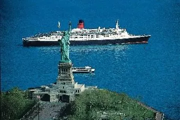 Queen Elizabeth 2 zum letzten Mal in New York Bild: Queen Elizabeth 2 zum letzten Mal in New York