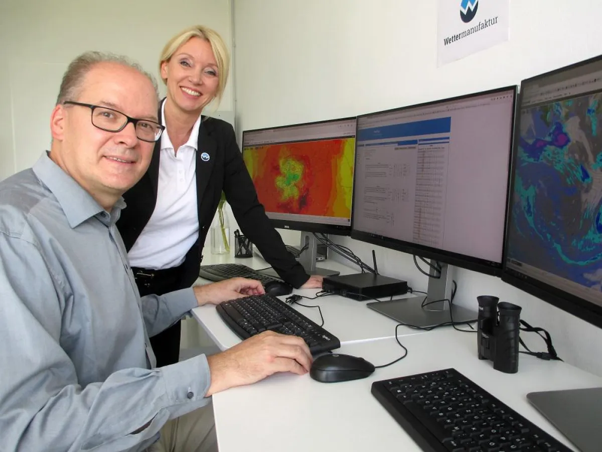 Simone Dietrich (Leiterin Vertrieb) und Jörg Riemann (Leiter Meteorologie) bei der Wettermanufaktur