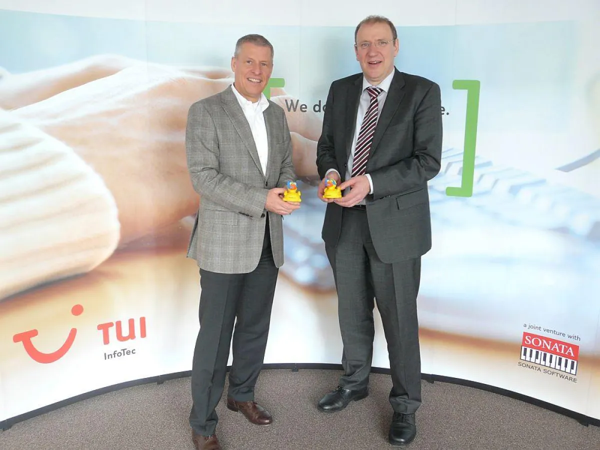 Heinz Kreuzer (links), Vorsitzender der Geschäftsführung TUI InfoTec und Harald Meyer, Geschäftsführer HM-Software