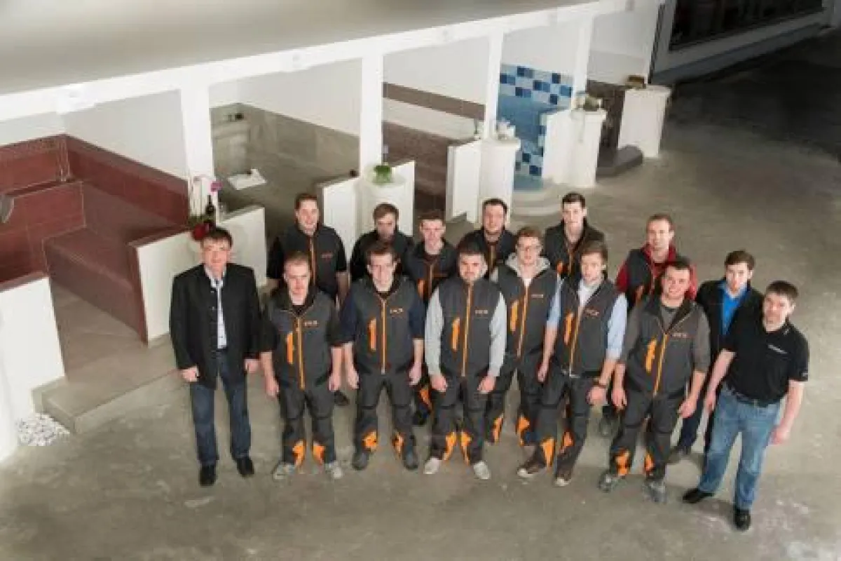 Die frisch gebackenen Fliesenlegermeister nach erfolgreich bestandener Prüfung.