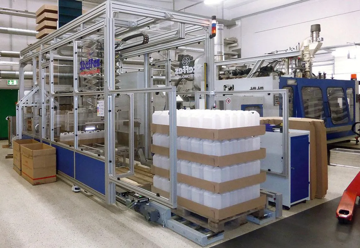 Packanlage S-PACK-PAL-T von Steffes, realisiert aus Aluminiumprofilen und Fördertechnik von mk