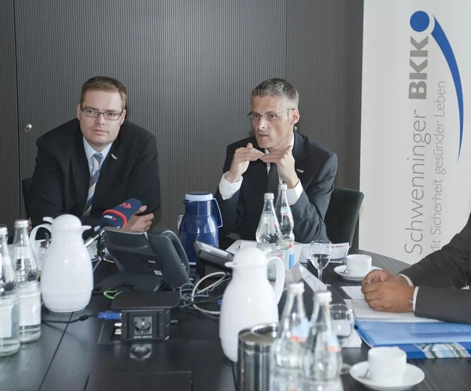 Rechts Siegfried Gänsler, Vorsitzender des Vorstandes, links Thorsten Bröske, Vorstand.