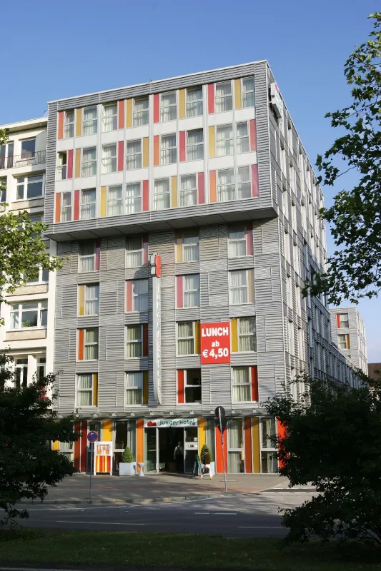 Individuell zeigt sich schon die Fassade des jungen Hotels Hamburg