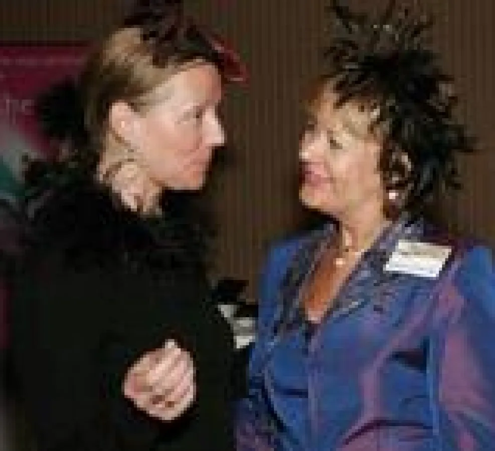 Sue Lloyd-Williams (re.) vom Victoria Racing Club im Gedankenaustausch mit Agathe E. Freudl.