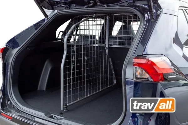 Bild: Perfekt ausgestattet für Hund und Gepäck im Heck. Der Travall® Guard für Toyota RAV4 ist da.