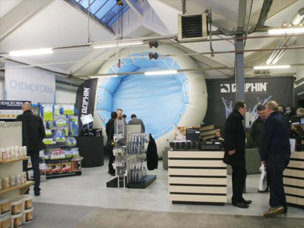 Für die Veranstaltung wurde eine 350 m² große Halle zu einem gigantischen Messestand umfunktioniert.