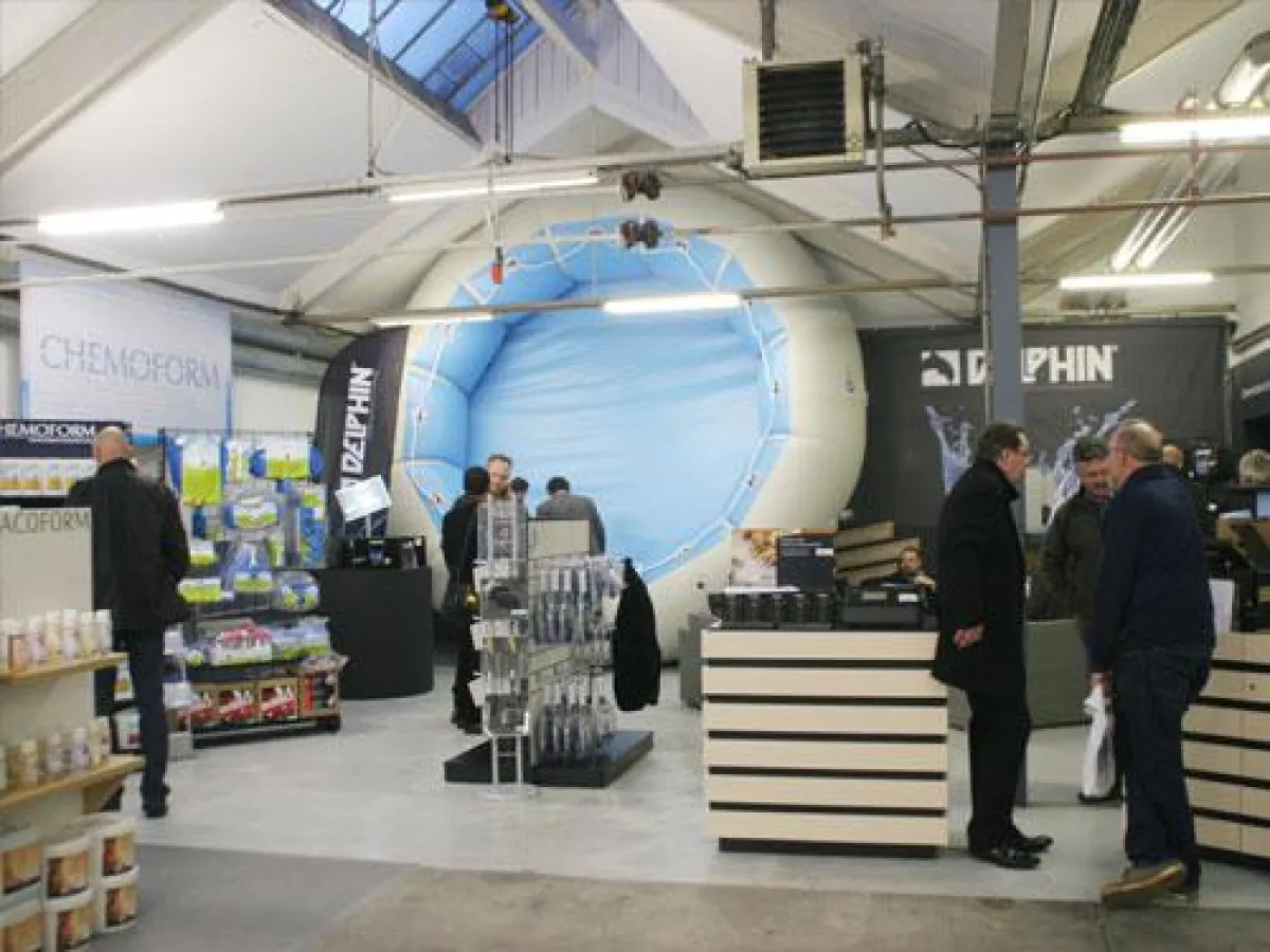 Für die Veranstaltung wurde eine 350 m² große Halle zu einem gigantischen Messestand umfunktioniert.