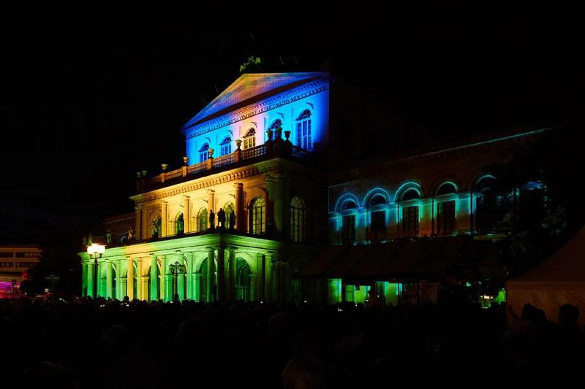 Video- und Lichtshow auf der Fassade des Opernhauses (Foto: Jens Anders)