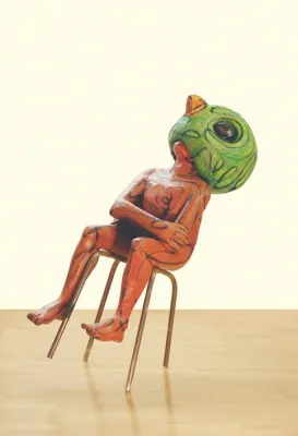 Bild: "Aus dem Lot" - Plastik und Zeichnung von Marc Dietel in Leipziger Skulpturengalerie Kontrapost