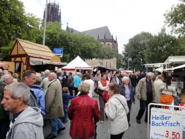 Bild: Historischer Bauernmarkt überzeugt mit modernen Couleur
