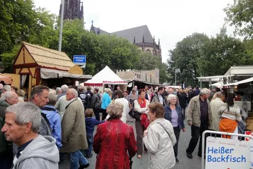 Bild: Historischer Bauernmarkt überzeugt mit modernen Couleur