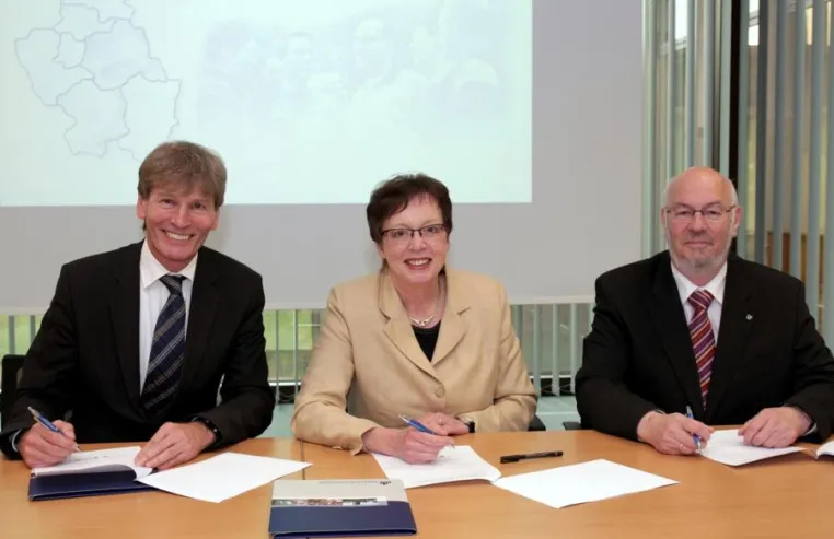Bezirksregierung, Universität Paderborn und InnoZent OWL unterzeichnen Vereinbarung über Bildung im Dialog 2.0 Bild: Bezirksregierung, Universität Paderborn und InnoZent OWL unterzeichnen Vereinbarung über Bildung im Dialog 2.0