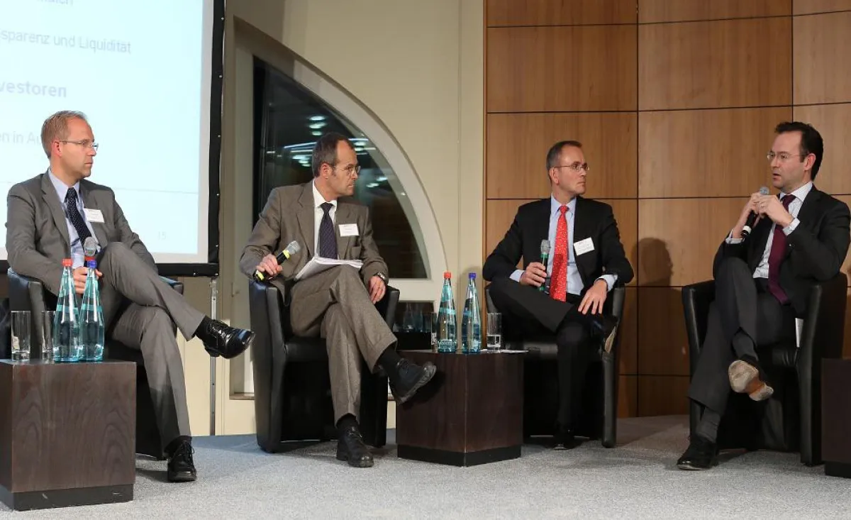 Wolf Brandes von der dpn moderierte eine hochkarätige Diskussionsrunde auf dem Fondsforum