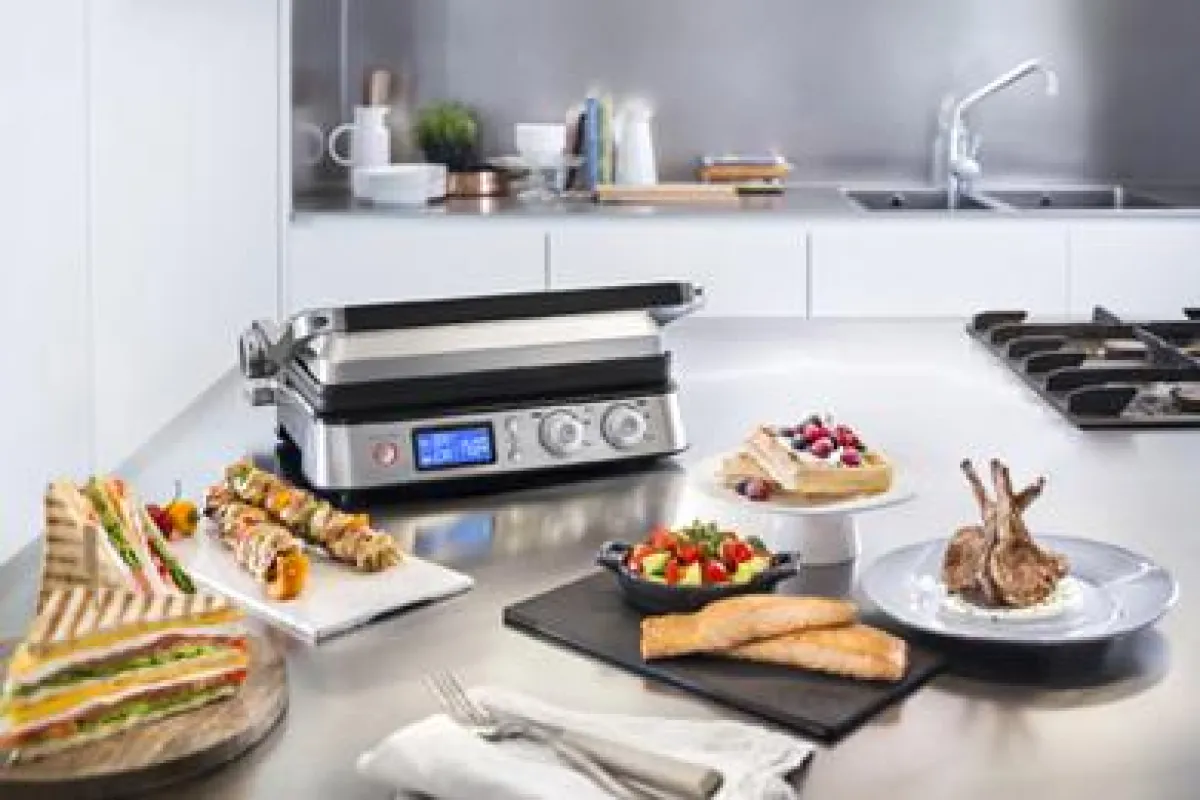 (FOTO: De'Longhi) Der neue MultiGrill von De'Longhi im Ambiente