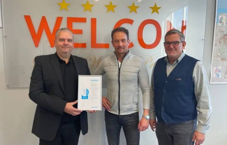 Welcon Gründer und Geschäftsführer Stefan Iburg erhält Bonitätszertifikat von Credit Reform Bild: Welcon Gründer und Geschäftsführer Stefan Iburg erhält Bonitätszertifikat von Credit Reform