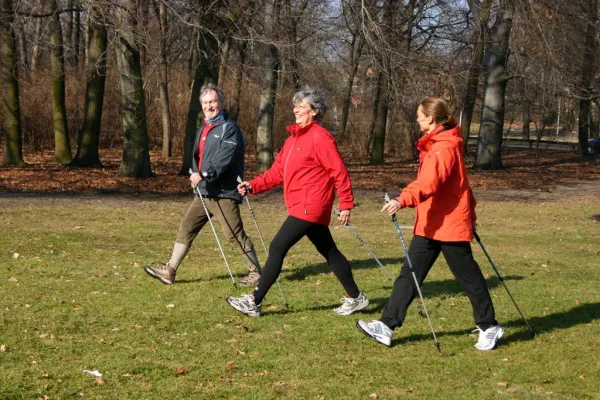 Bild: Langer Tag des Gesundheitssports zum Weltgesundheitstag 2006 - Beim 1. Nordic Walking Academy Day 2006 kann gesundes Verhalten erlernt werden