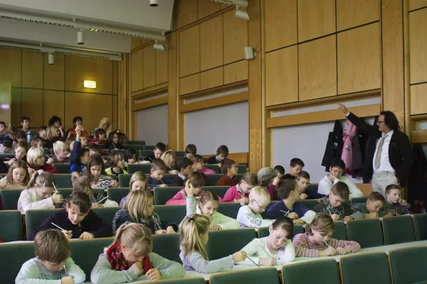 Bild: Rechentricks und mathematische Zaubereinlagen begeisterten wissenshungrige Nachwuchsstudenten