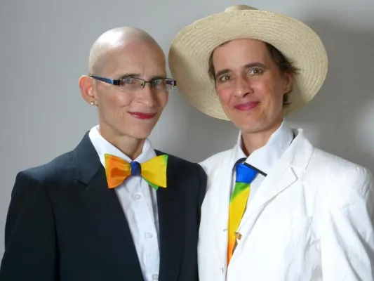 Bild: Künstlerinnen-Paar präsentiert Regenbogen-Kollektion zur Ehe für alle