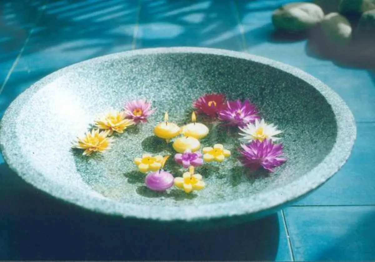 Hübsche Schwimmkerzen mit dem RAL-Gütezeichen verwandeln Balkon oder Terrasse im Handumdrehen in sommerliche Lichtermeere! Fotovermerk: Gütegemeinschaft Kerzen