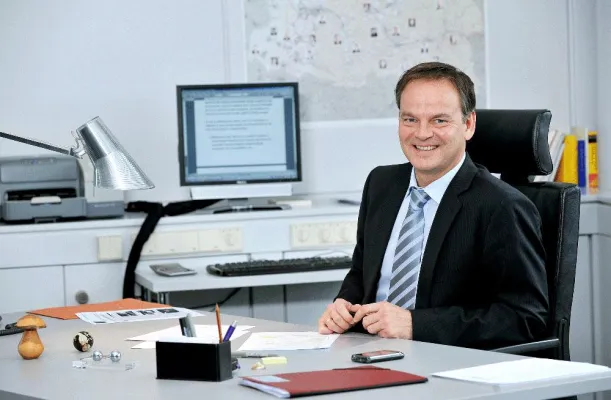 Landrat Frank Scherer stellt Haushaltsentwurf für die Jahre 2013/14 vor Bild: Landrat Frank Scherer stellt Haushaltsentwurf für die Jahre 2013/14 vor