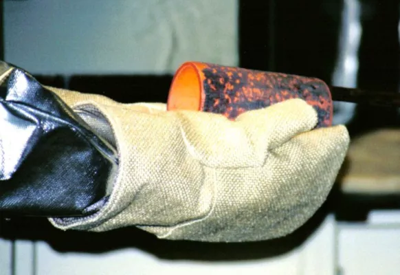 Bild: Heiße Teile sicher im Griff