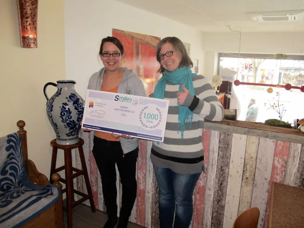 Natalie Schneider und Silke Szymura bei der Scheckübergabe durch die RMVsmiles Spendenaktion