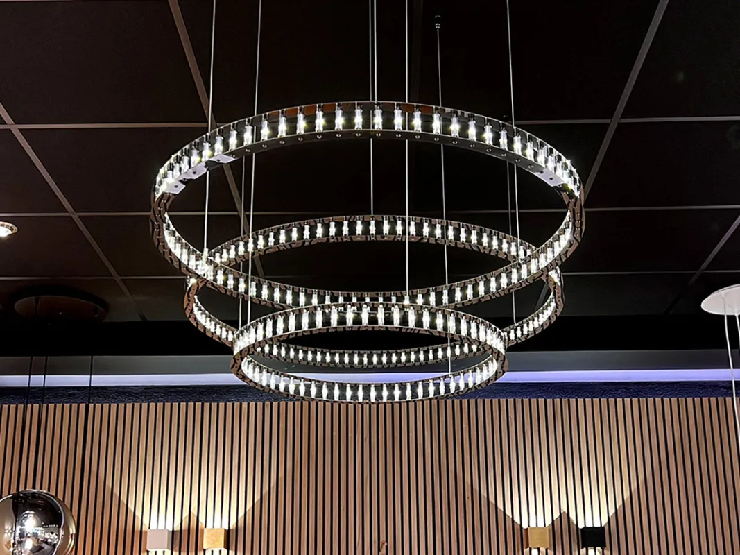 s.luce Atom-Ring-Pendelleuchte (© Skapetze Lichtmacher)