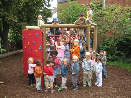 Bild: Erfolgreiche Spendenaktion: Klettergerüst-Einweihung am 16.09.07 mit Bezirksvorsteherin A. Schwolen-Flümann