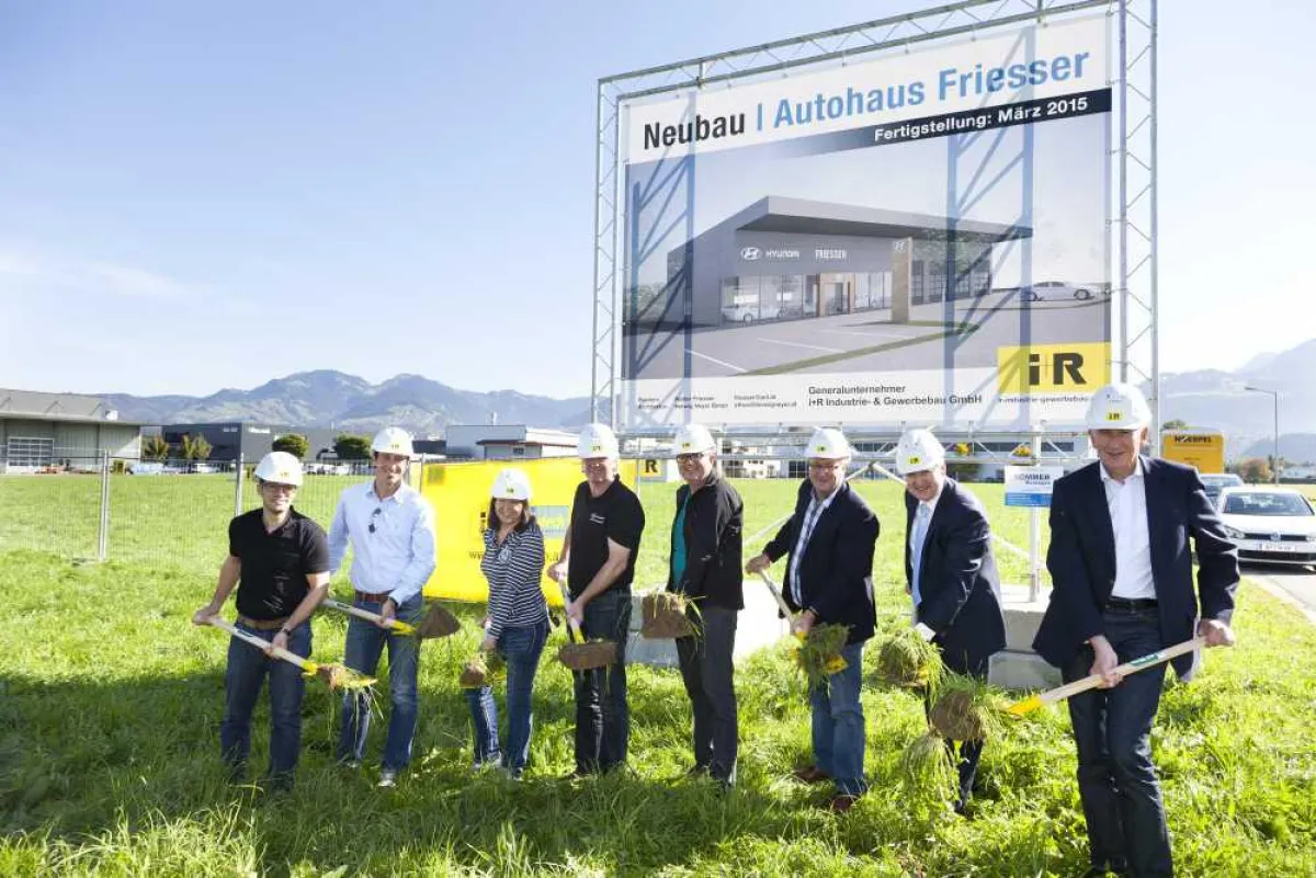 Setzten bei schönstem Herbstwetter zum obligatorischen Spatenstich für das neue Autohaus Friesser an