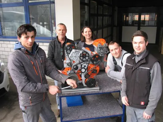 Bild: Spende für Motorenmodelle: ZF unterstützt Ausbildung im Ravensburger Berufsbildungswerk