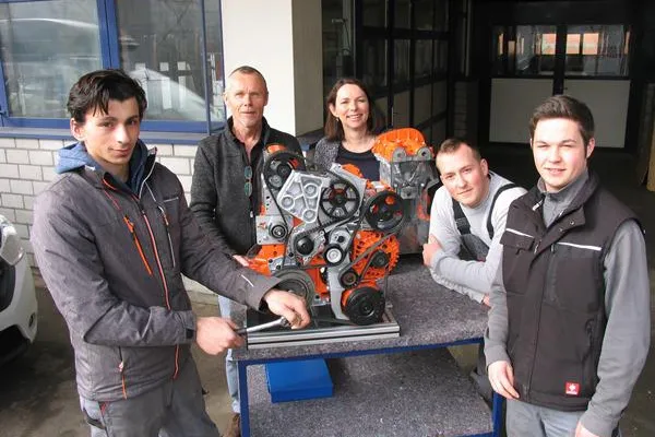 Bild: Spende für Motorenmodelle: ZF unterstützt Ausbildung im Ravensburger Berufsbildungswerk