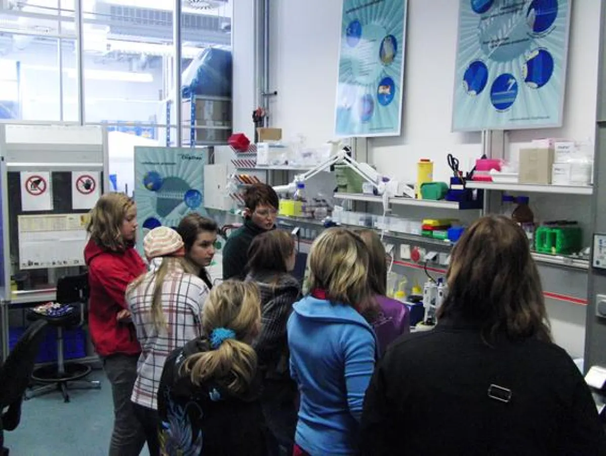 Teilnehmerinnen am Girls´ Day 2010 bei microfluidic ChipShop GmbH