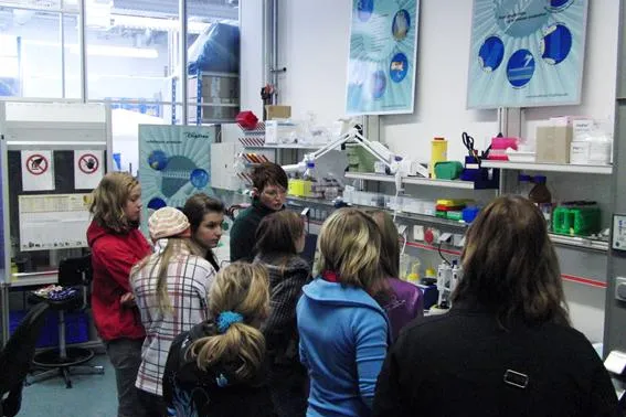 Bild: Girls´Day 2010 – Das Labor im Streichholzschachtelformat