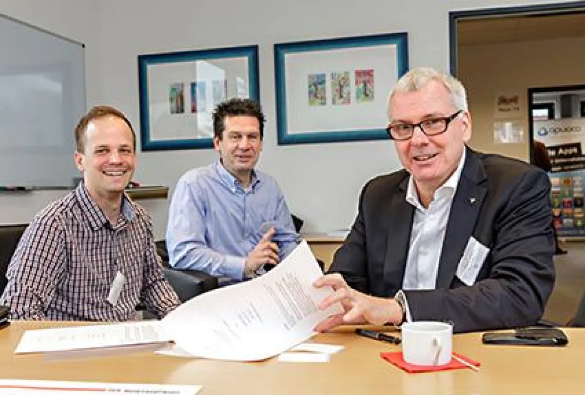 Vertragsunterzeichnung Jan-Patrick Förster und Thomas Korb (ESCHA) mit Wolfgang Wichert (eggheads)