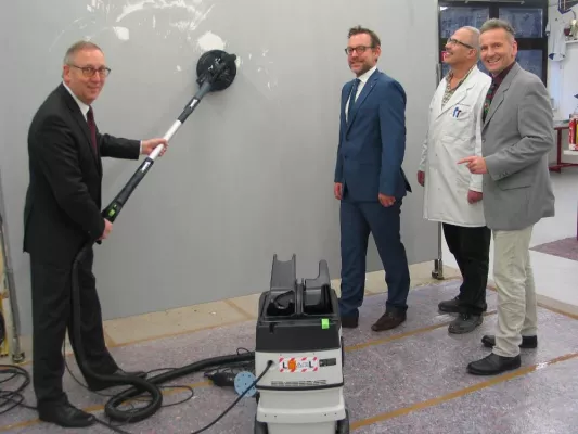 Bild: Spende eines Langhalsschleifer Sets von der Kreissparkasse Köln an das CJD Frechen