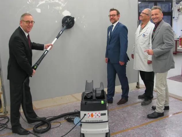 Bild: Spende eines Langhalsschleifer Sets von der Kreissparkasse Köln an das CJD Frechen