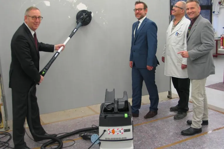 Spende eines Langhalsschleifer Sets von der Kreissparkasse Köln an das CJD Frechen Bild: Spende eines Langhalsschleifer Sets von der Kreissparkasse Köln an das CJD Frechen
