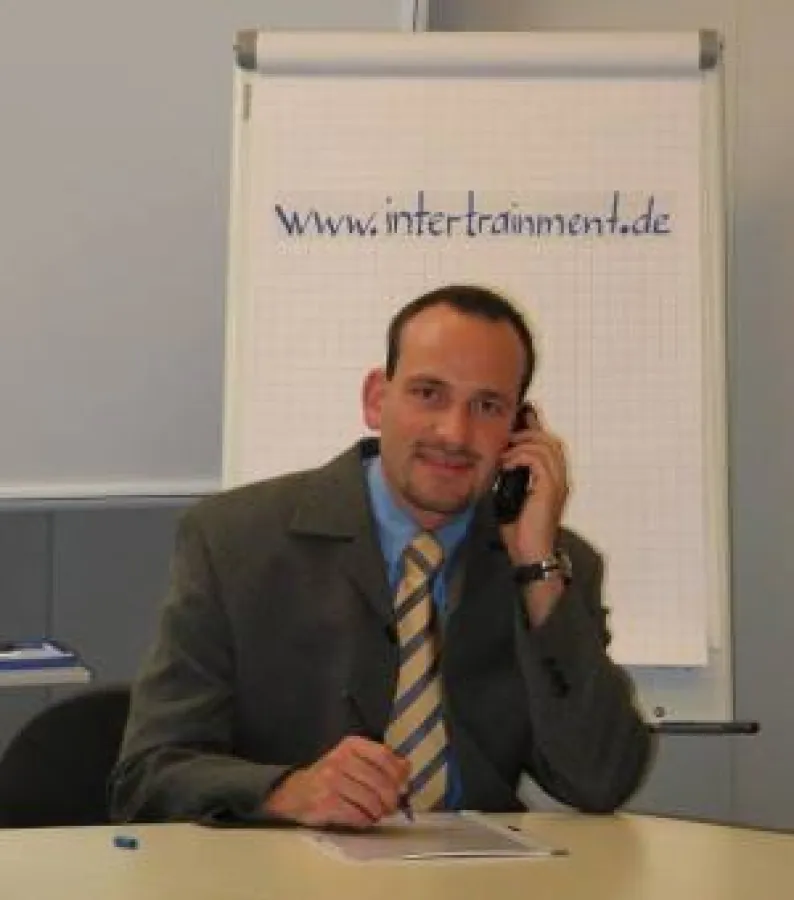 Trainer Johannes Stärk unterstützt AC-Kandidaten bei ihrer Vorbereitung.