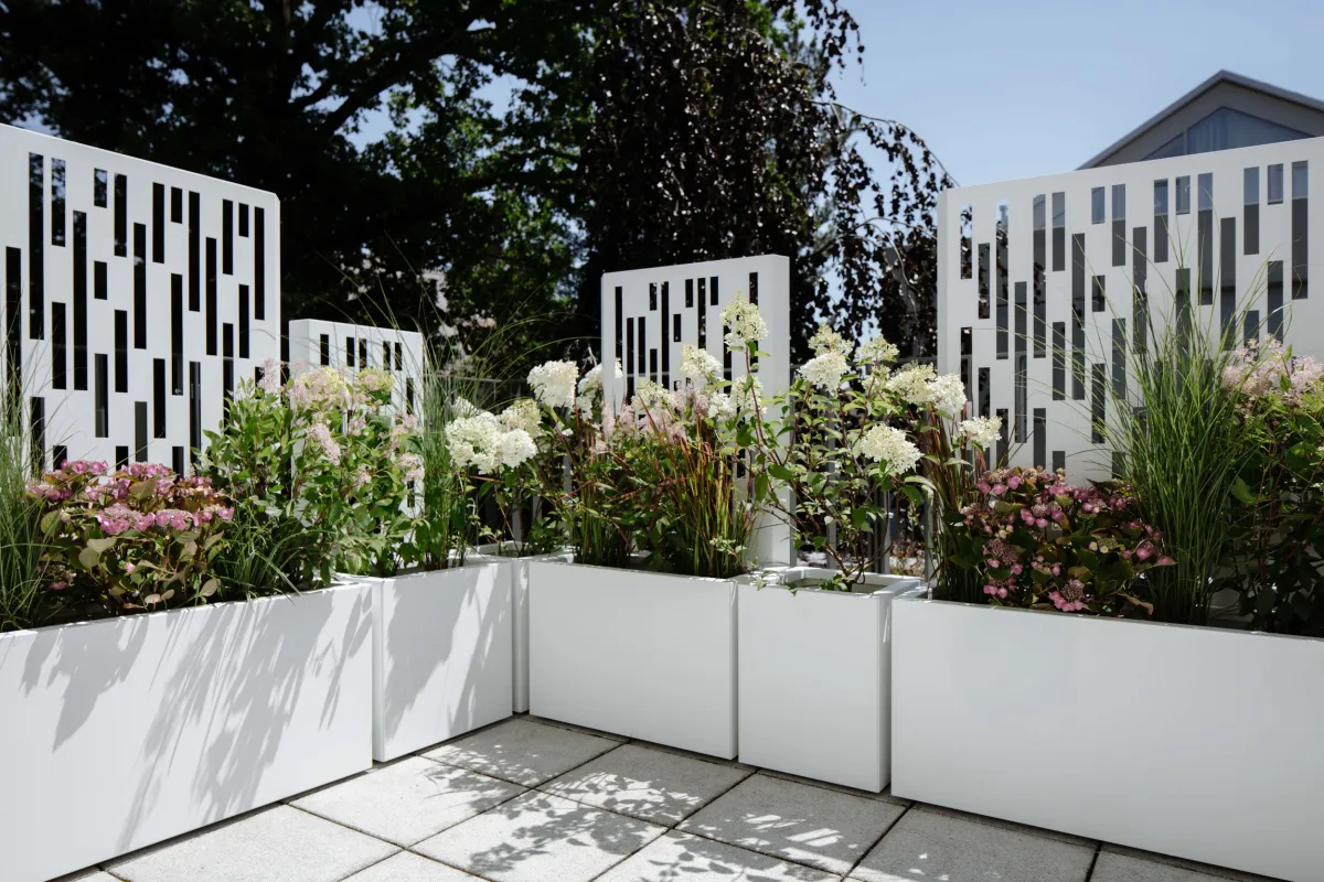 Neue Sichtschutz-Lösung für Balkon & Terrasse integrierter Begrünung (© Greenbop)