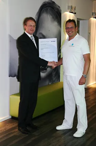 Bild: Praxisklinik der Zahnheilkunde am Luisenhospital Aachen jetzt mit „TÜV-Plakette“