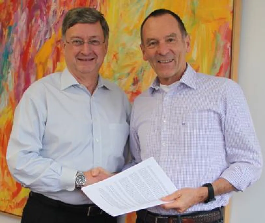 William Priesmeyer (li.) von Cymbet und Ottmar Flach unterschrieben das Distributionsabkommen