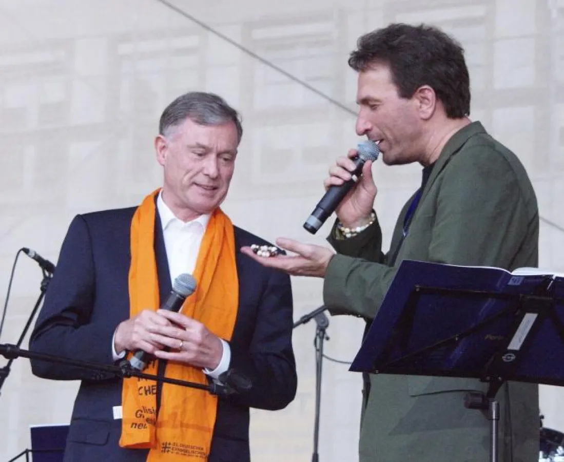 Clemens Bittlinger überreicht Bundespräsident Horst Köhler die \