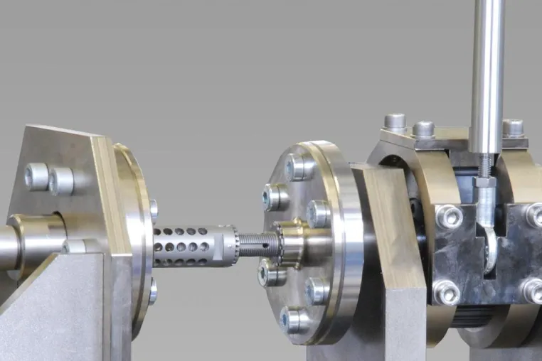 Bild: Prüfung von Implantatsystemen für die Wirbelsäule