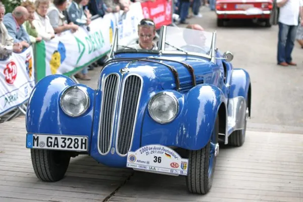 Bild: Schöne Oldtimer-Schätze auf großer Fahrt