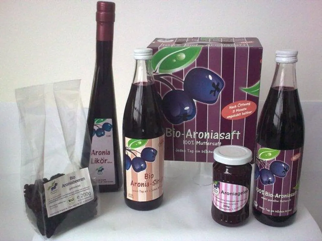 VielesAronia-Produkte in preiswerter Bio-Qualität: Aronia-Direktsaft in der 0,5-Liter-Glasflasche oder auch im beliebten 3-liter-Saftpack. Großes Interesse besteht auch für die getockneten Bio-Aroniab